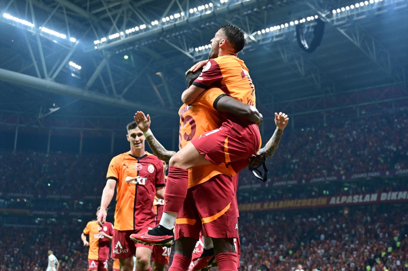 Galatasaraylı taraftarlar Osimhen'i bekliyor: Alanyaspor karşısında oynayacak mı?