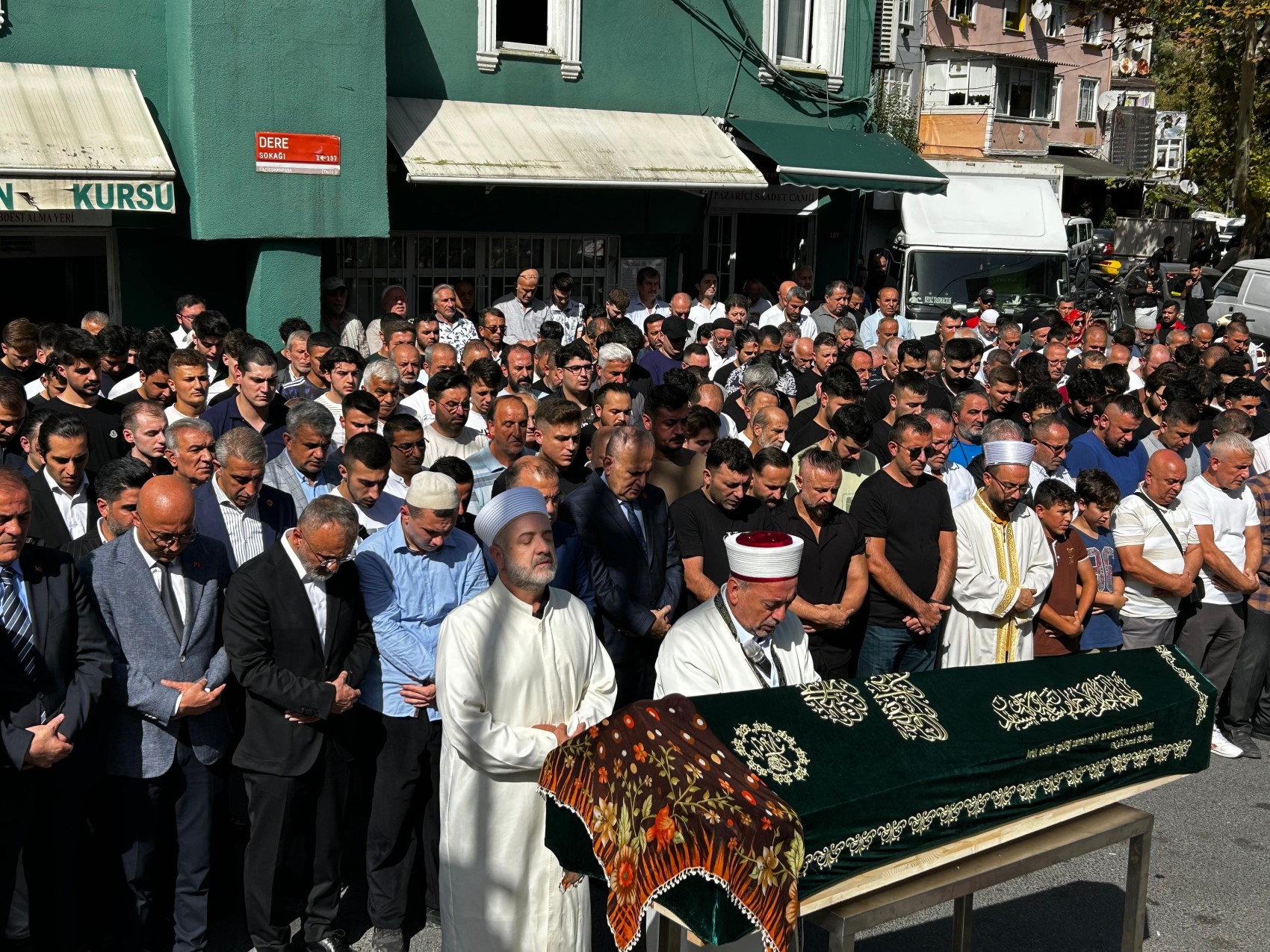 Fatih'te çifte cinayet! Katledilen İkbal ve Ayşenur son yolculuklarına uğurlandı