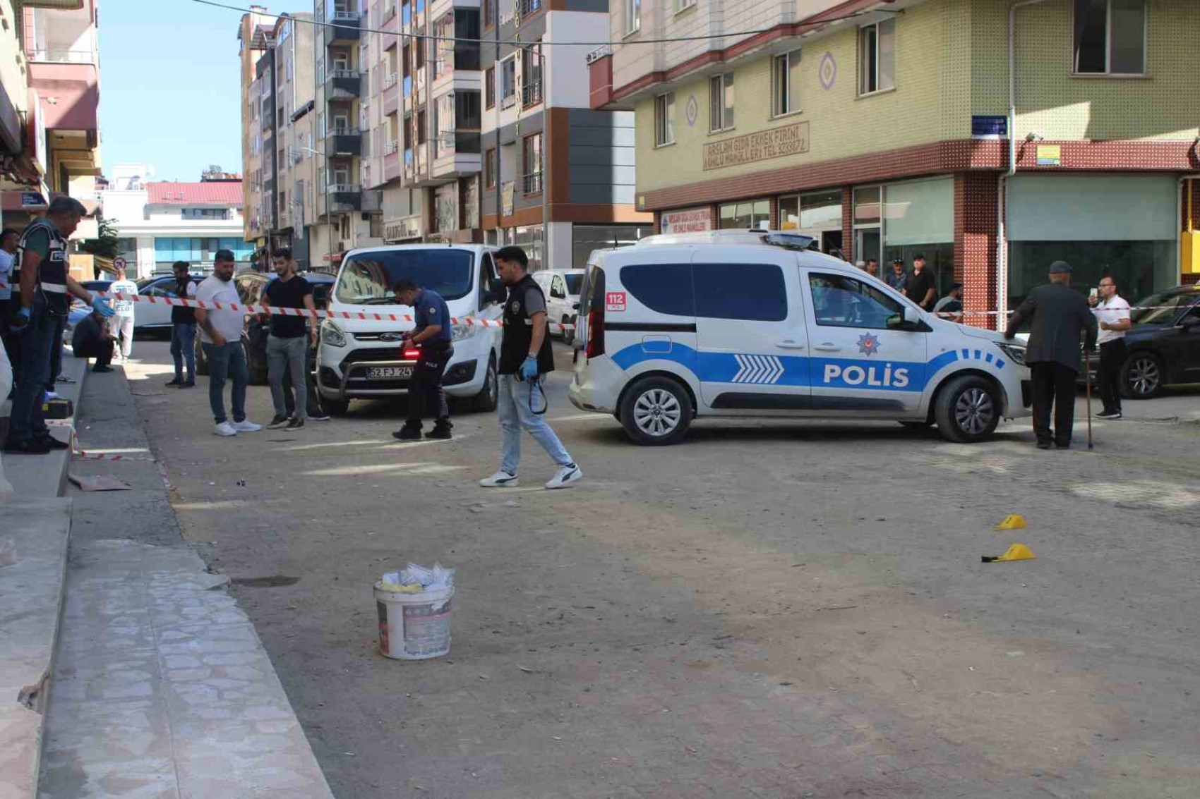 Silahlı saldırganlar ve iş yeri sahipleri sokak ortasında çatıştı: Birbirlerine ateş açtılar