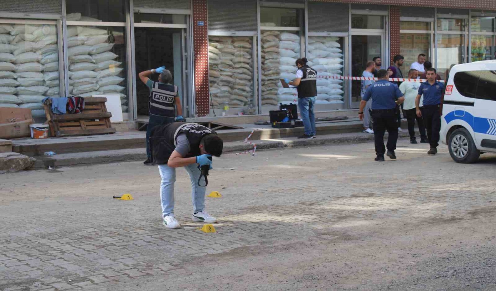 Silahlı saldırganlar ve iş yeri sahipleri sokak ortasında çatıştı: Birbirlerine ateş açtılar