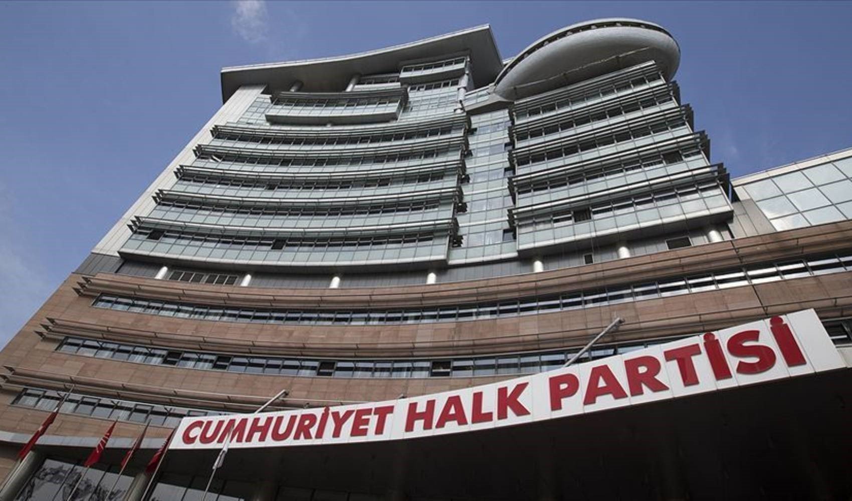 Genel Başkan Özel ve partili belediye başkanı hakkında haber yazan CHP'li üye için ihraç talebi