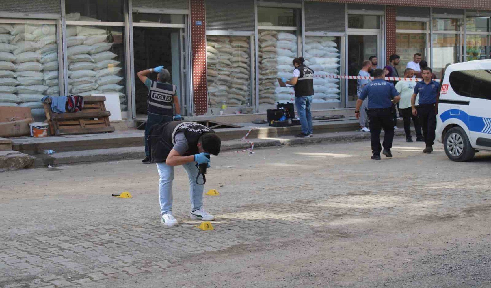 Silahlı saldırganlar ve iş yeri sahipleri sokak ortasında çatıştı