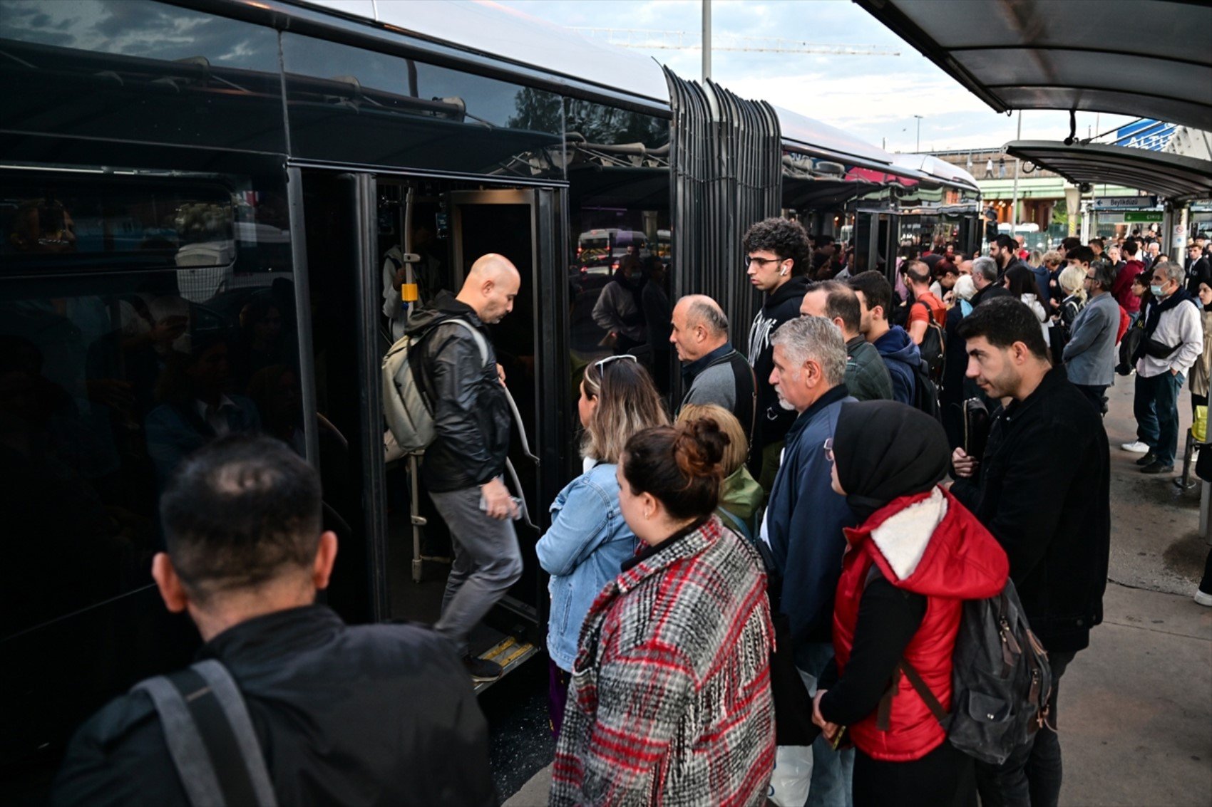 Trafik haritası kırmızıya büründü! Megakentliler yollarda kaldı