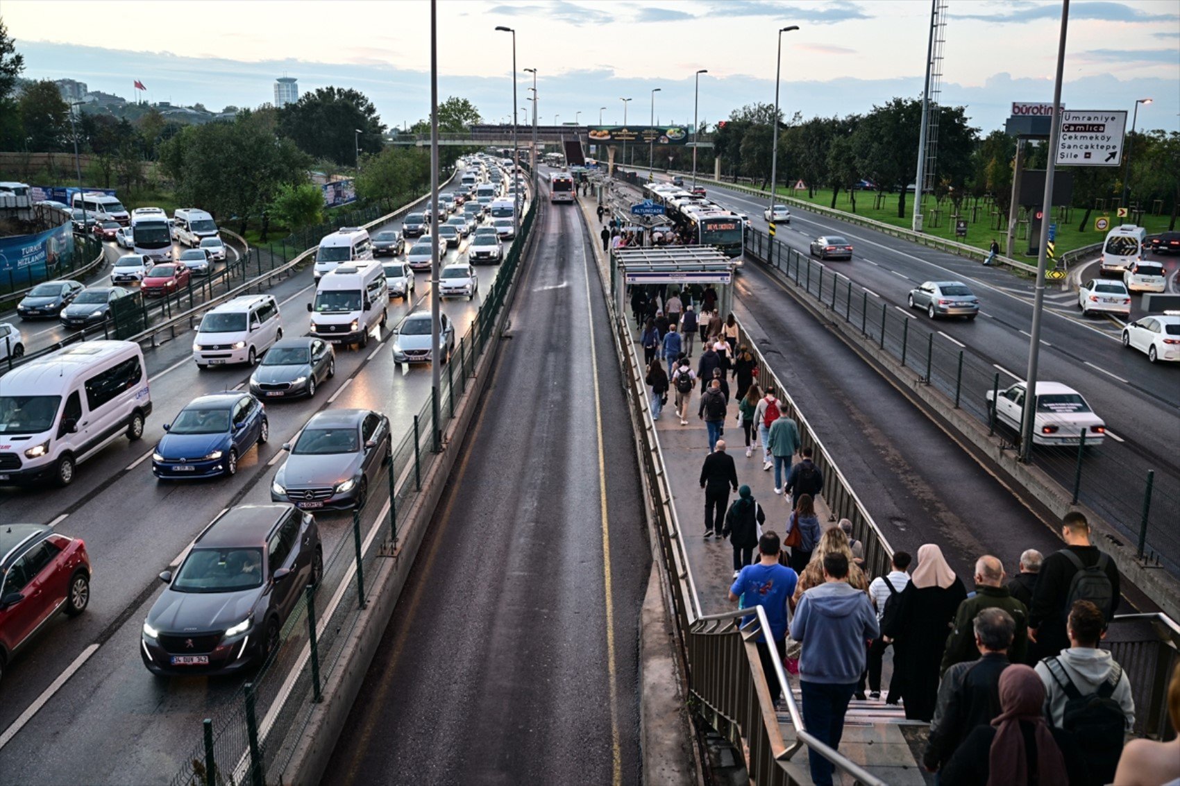 Trafik haritası kırmızıya büründü! Megakentliler yollarda kaldı