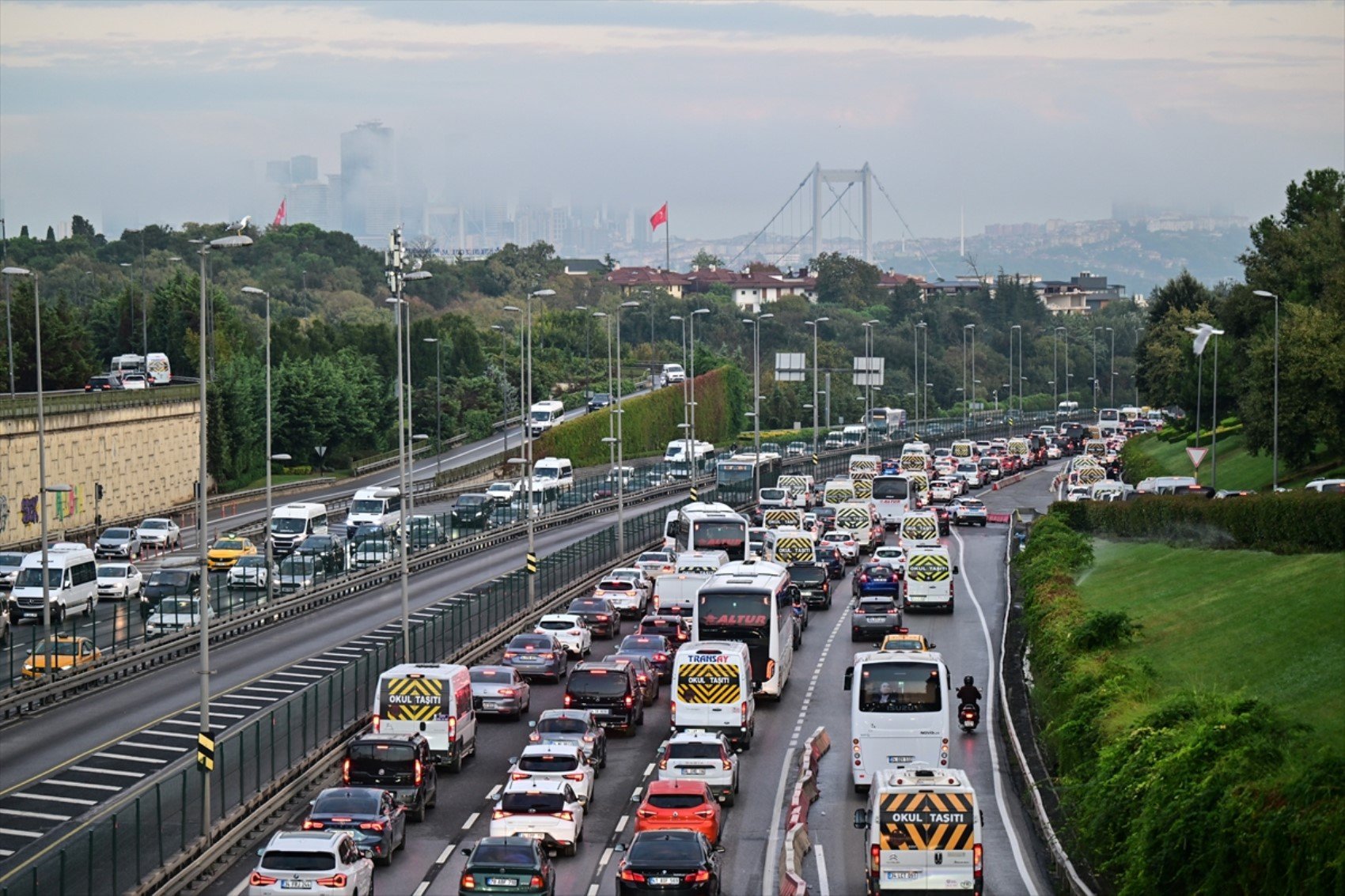 Trafik haritası kırmızıya büründü! Megakentliler yollarda kaldı