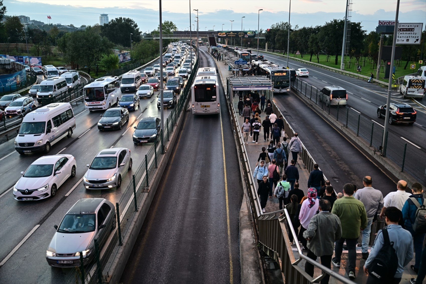 Trafik haritası kırmızıya büründü! Megakentliler yollarda kaldı