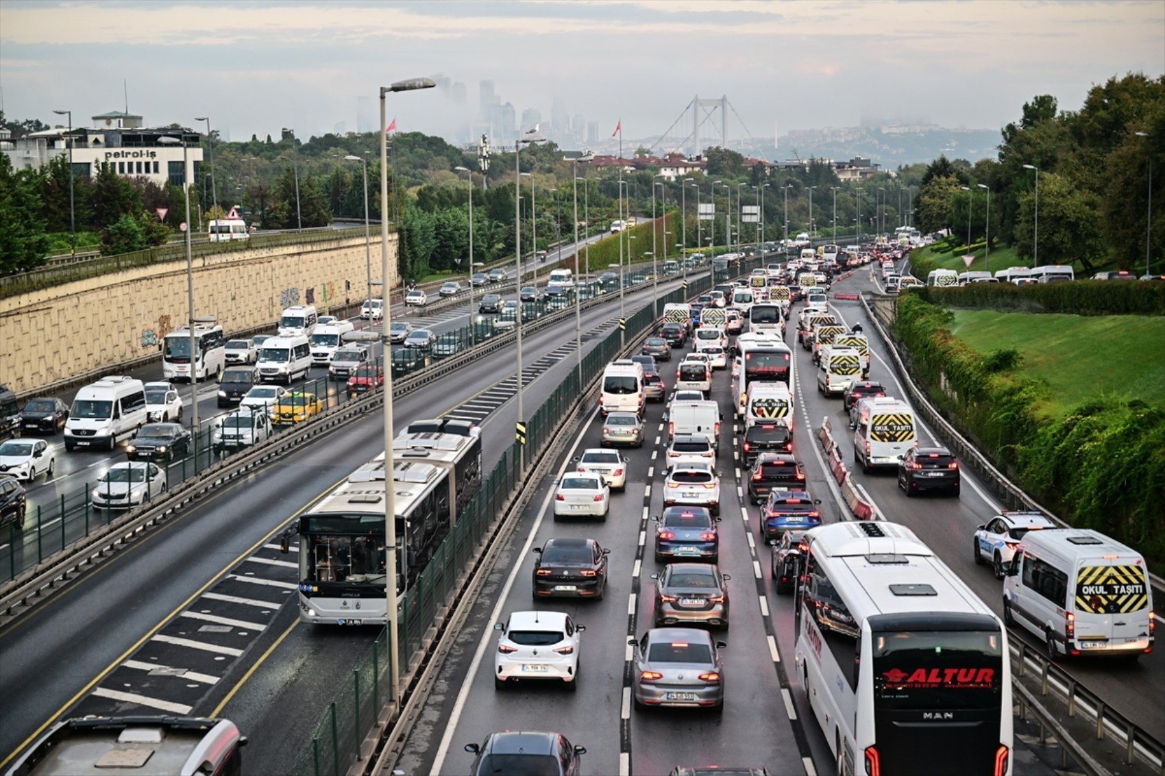 Trafik haritası kırmızıya büründü! Megakentliler yollarda kaldı