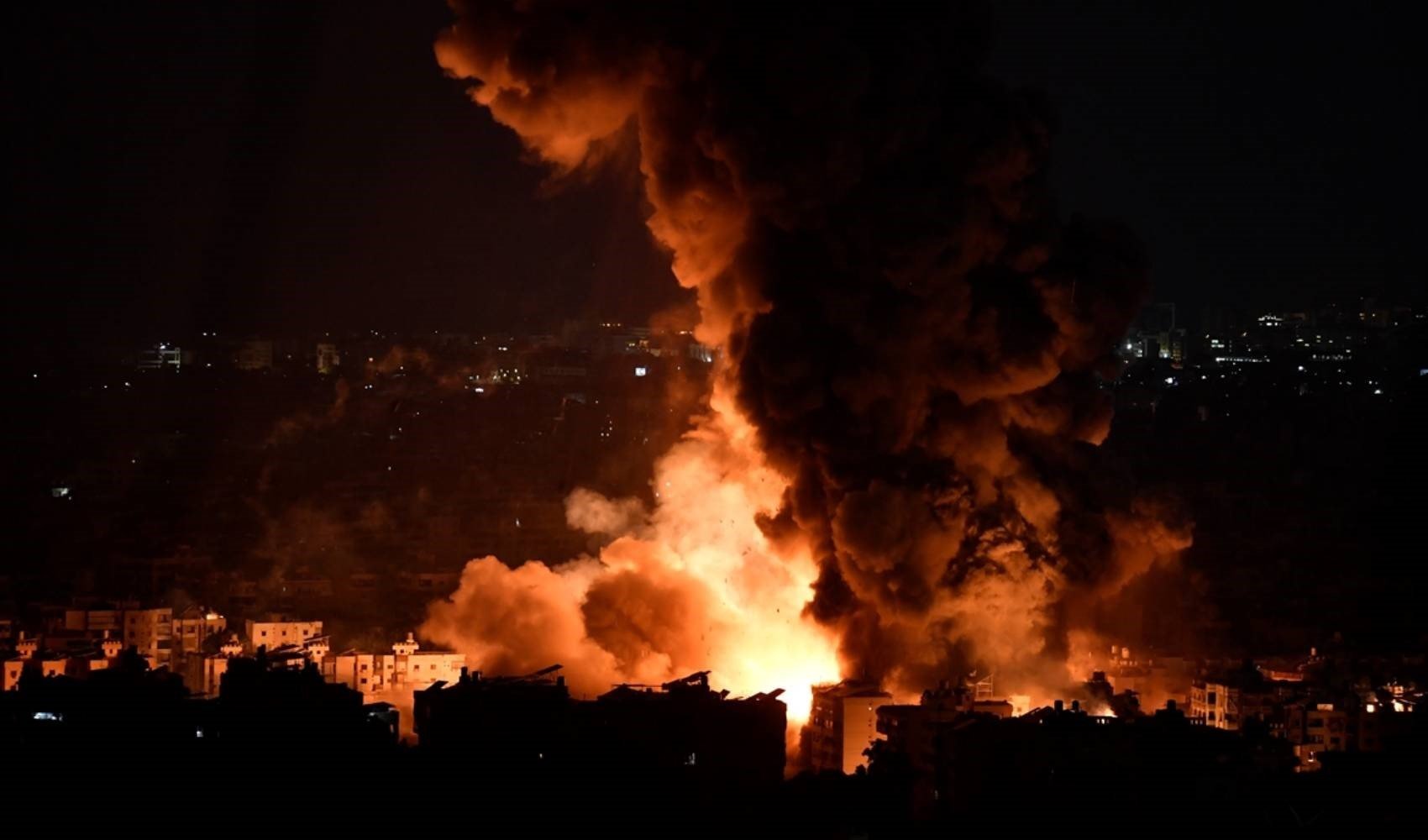 İsrail'den Beyrut'a ağır bombardıman: Çok sayıda patlama bildirildi