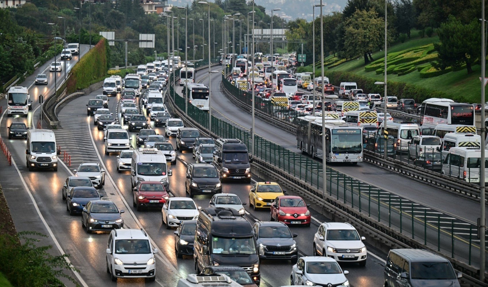 Trafik haritası kırmızıya büründü! Megakentliler yollarda kaldı