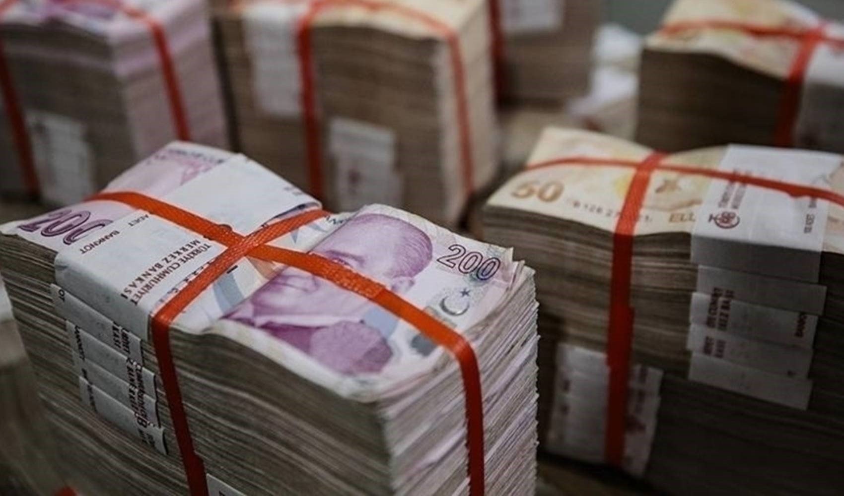 Hazine nakit dengesi Eylül'de 200 milyar 965 milyon lira açık verdi