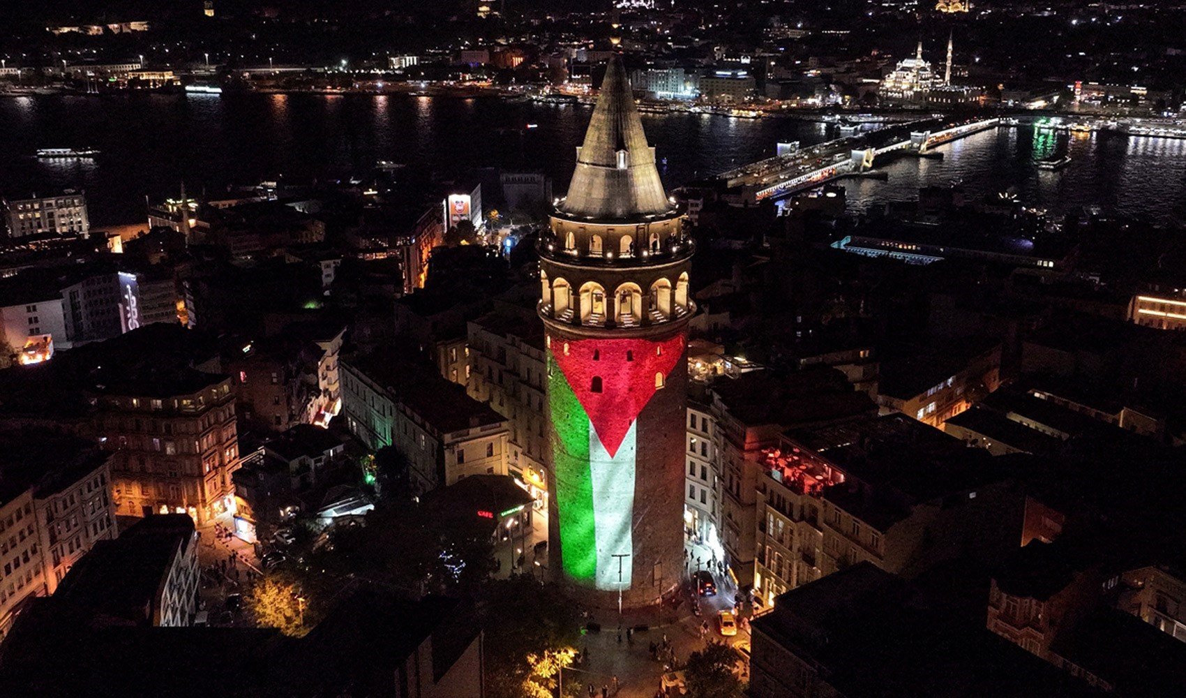 Galata Kulesi'ne Filistin Bayrağı yansıtıldı