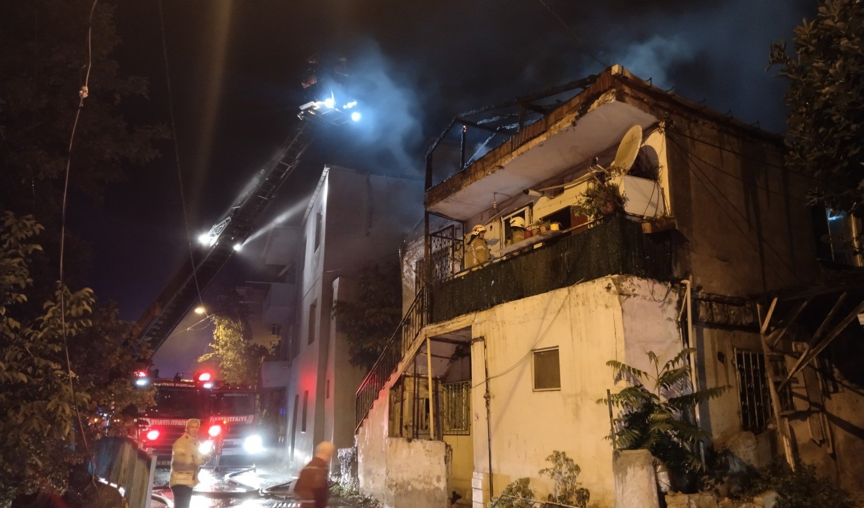 Pendik'te gece saatlerinde yangın paniği! Evin çatısı alev aldı