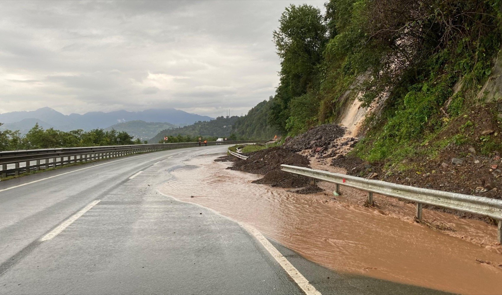 Artvin'de sağanak hasara neden oldu