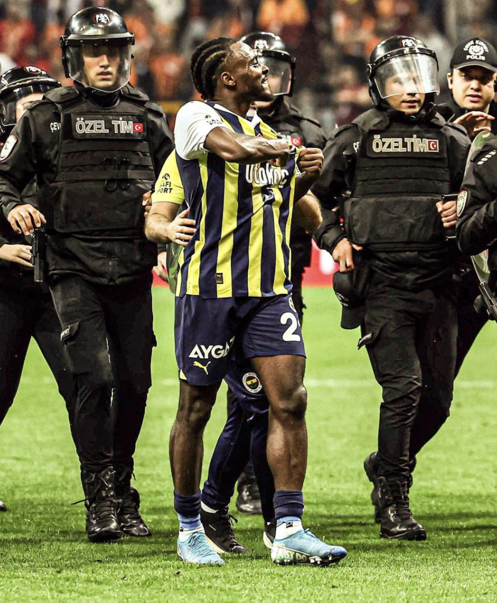 Fenerbahçe'de Osayi-Samuel'le yeni sözleşme krizi: Ali Koç istediği maaşı çok buldu
