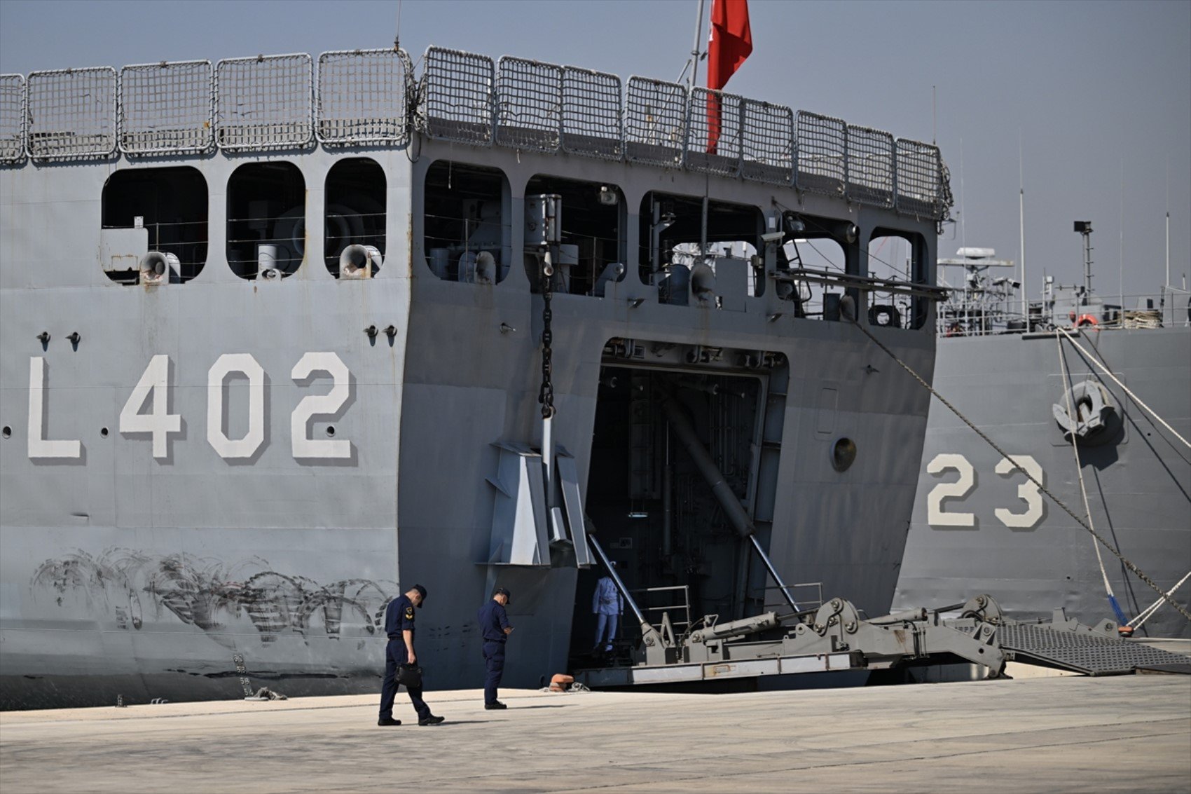 Lübnan'a 300 ton insani yardım malzemesi ulaştırıldı