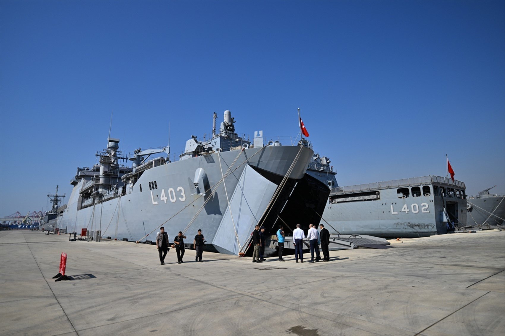 Lübnan'a 300 ton insani yardım malzemesi ulaştırıldı