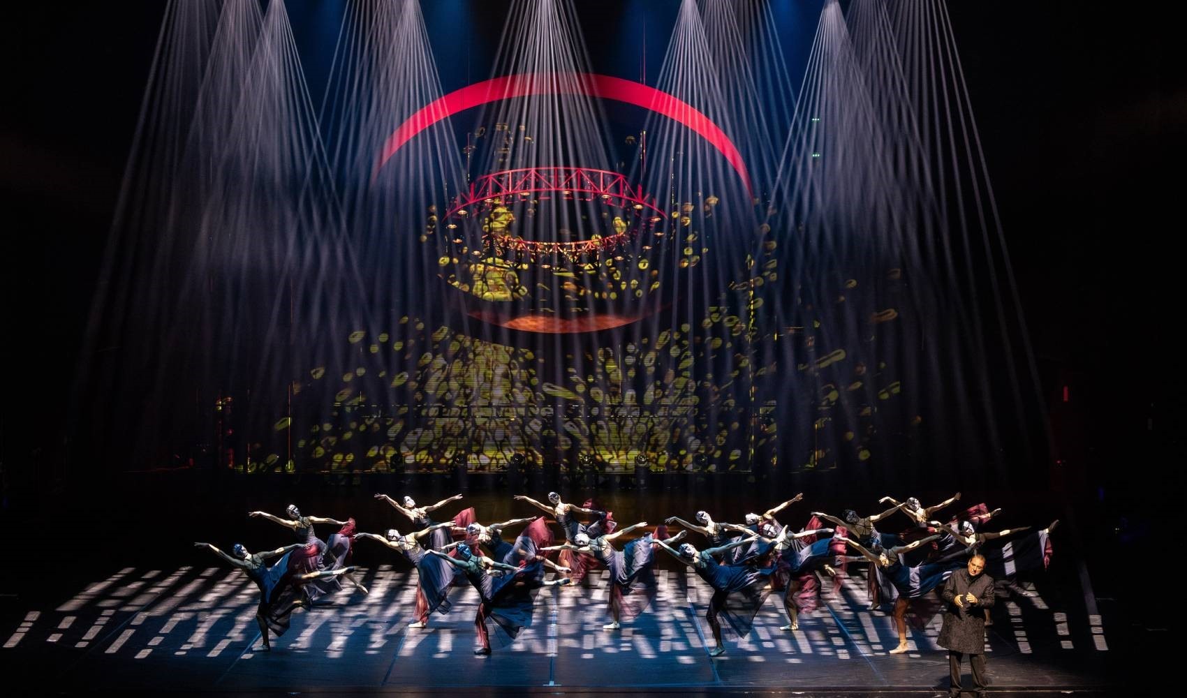 Carmina Burana, muhteşem müzikler eşliğinde görsel şölen sunmaya devam ediyor