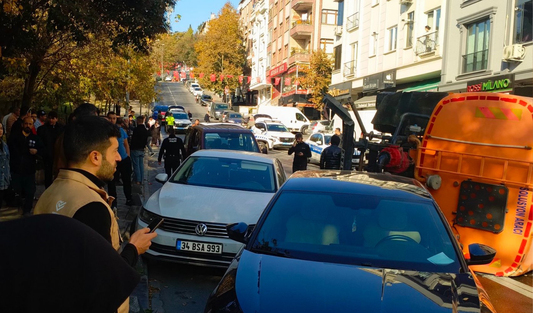 Son Dakika: İSTAÇ aracı geriye doğru kayarak yoldaki otomobillere çarptı! Çok sayıda yaralı var