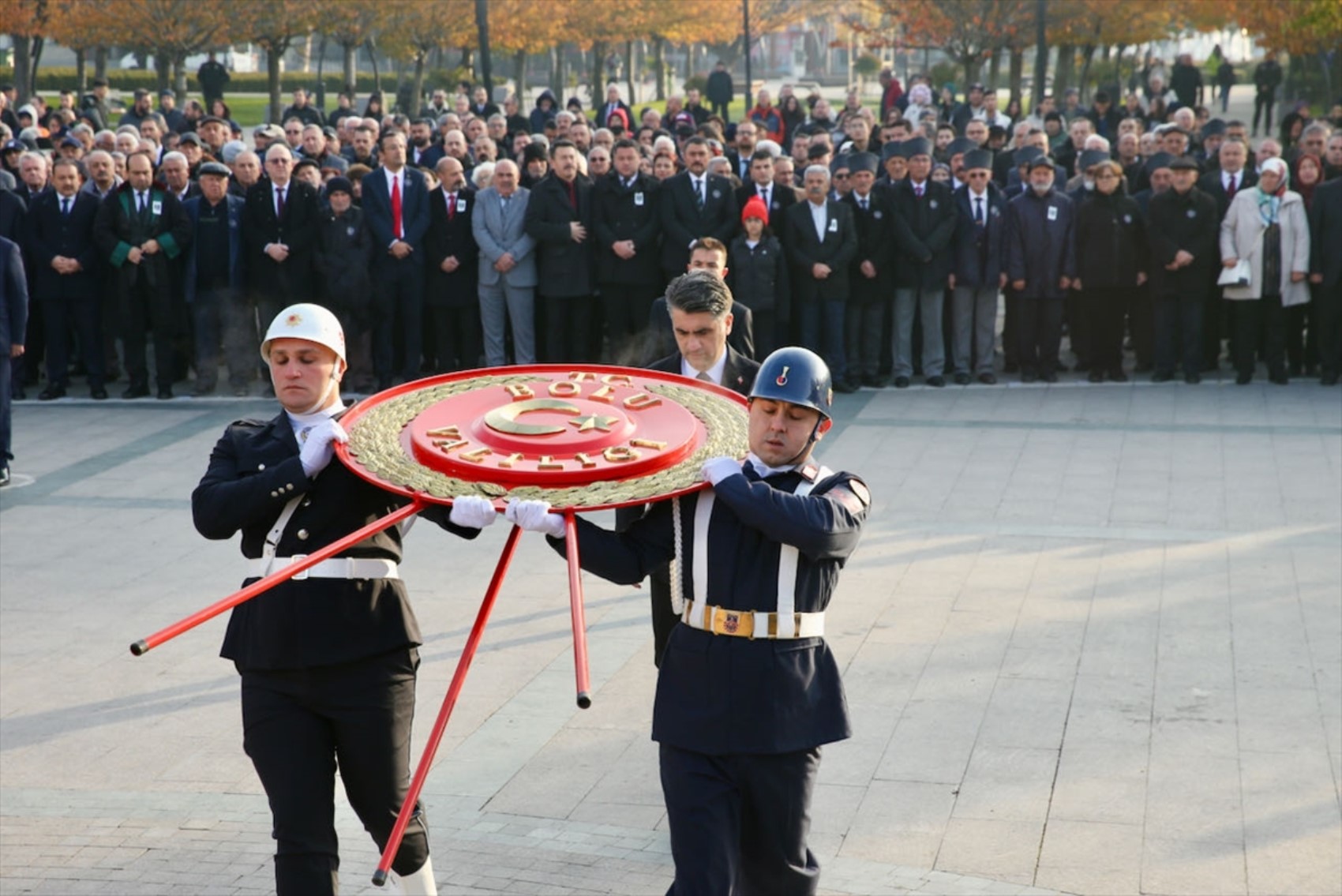 Saat 9’u 5 geçe Türkiye’de hayat durdu... Yurttaşlardan Yüce Atatürk'e saygı duruşu