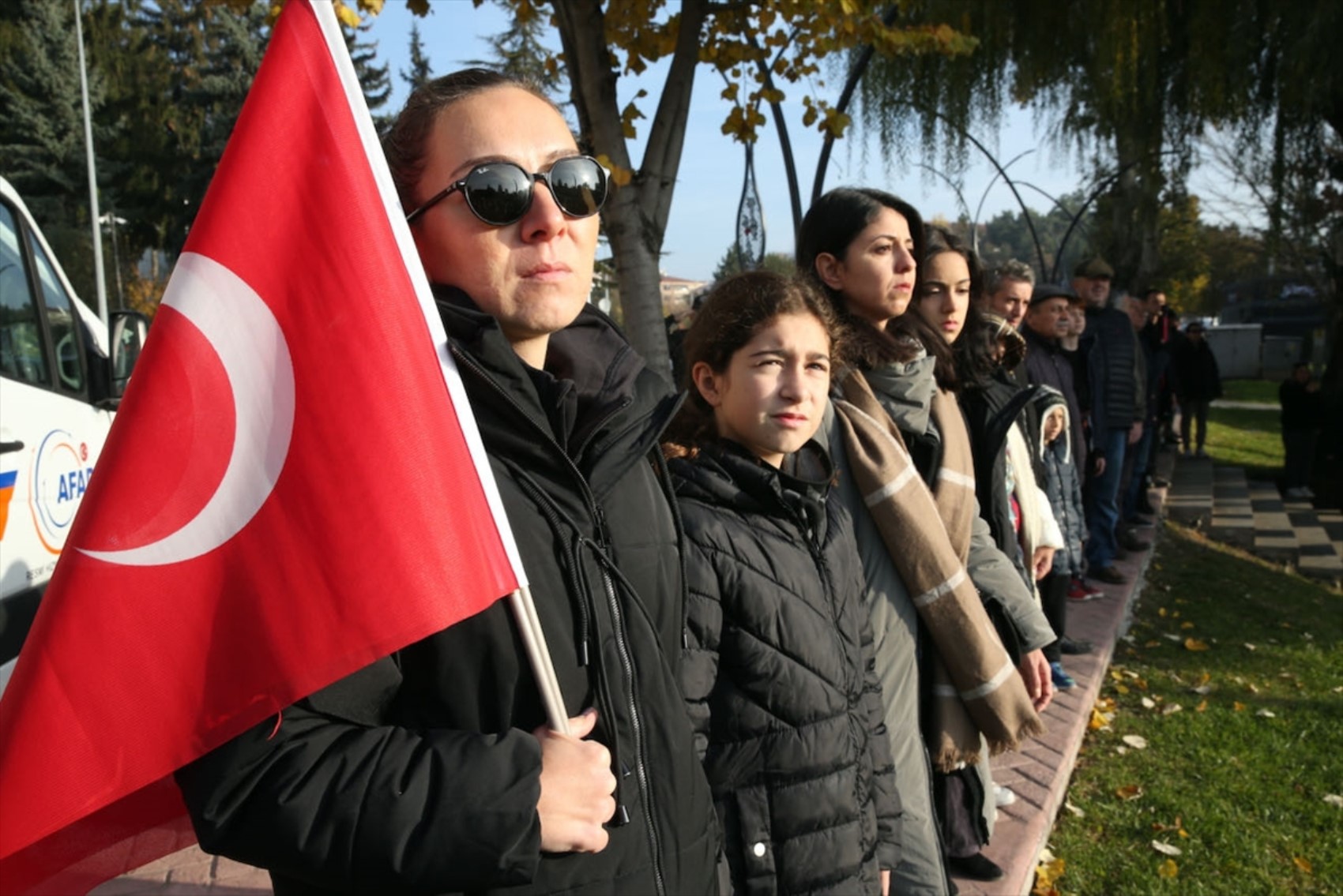 Saat 9’u 5 geçe Türkiye’de hayat durdu... Yurttaşlardan Yüce Atatürk'e saygı duruşu