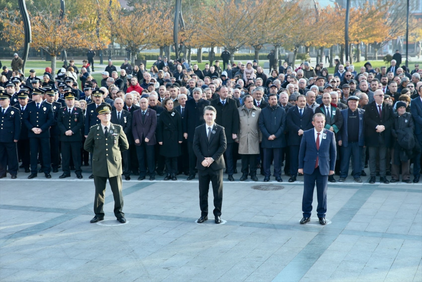 Saat 9’u 5 geçe Türkiye’de hayat durdu... Yurttaşlardan Yüce Atatürk'e saygı duruşu