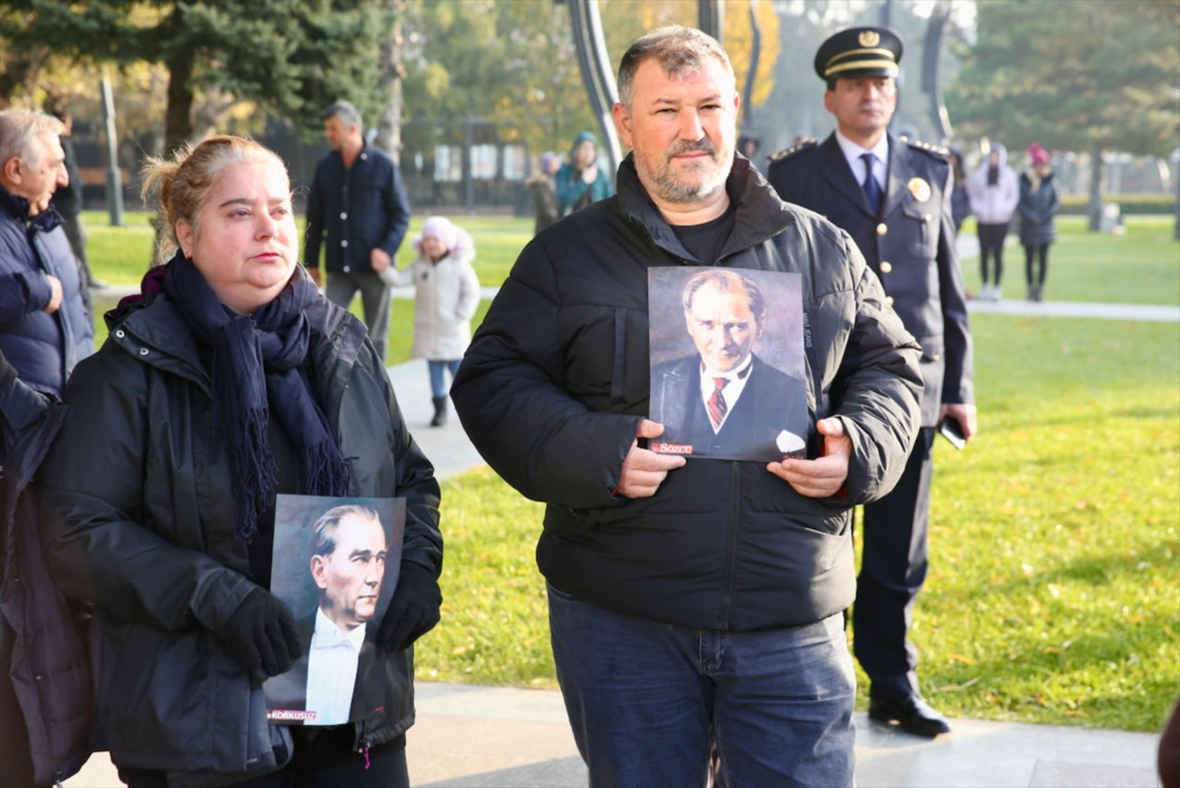 Saat 9’u 5 geçe Türkiye’de hayat durdu... Yurttaşlardan Yüce Atatürk'e saygı duruşu