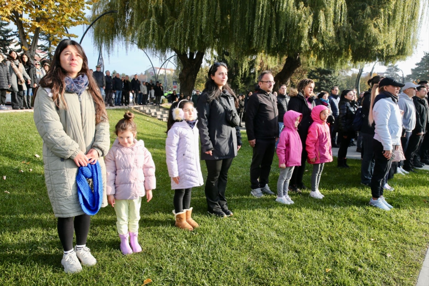 Saat 9’u 5 geçe Türkiye’de hayat durdu... Yurttaşlardan Yüce Atatürk'e saygı duruşu