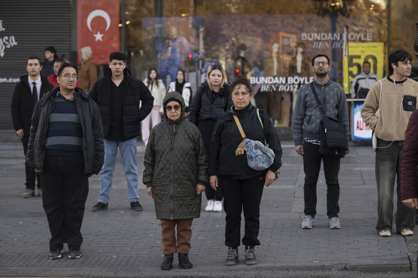 Saat 9’u 5 geçe Türkiye’de hayat durdu... Yurttaşlardan Yüce Atatürk'e saygı duruşu