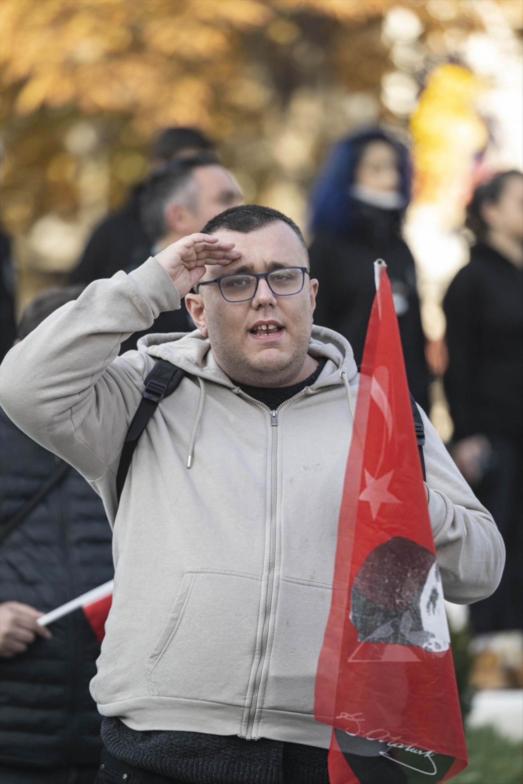 Saat 9’u 5 geçe Türkiye’de hayat durdu... Yurttaşlardan Yüce Atatürk'e saygı duruşu