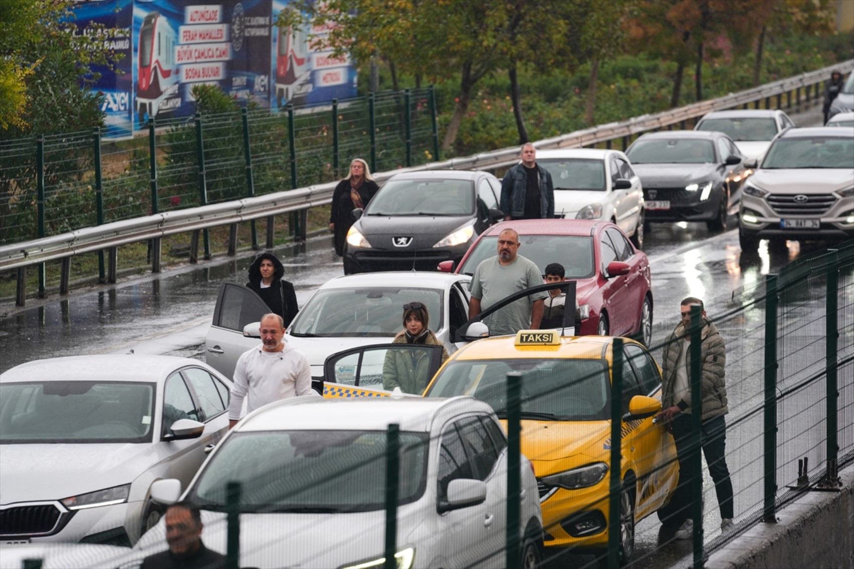 Saat 9’u 5 geçe Türkiye’de hayat durdu... Yurttaşlardan Yüce Atatürk'e saygı duruşu