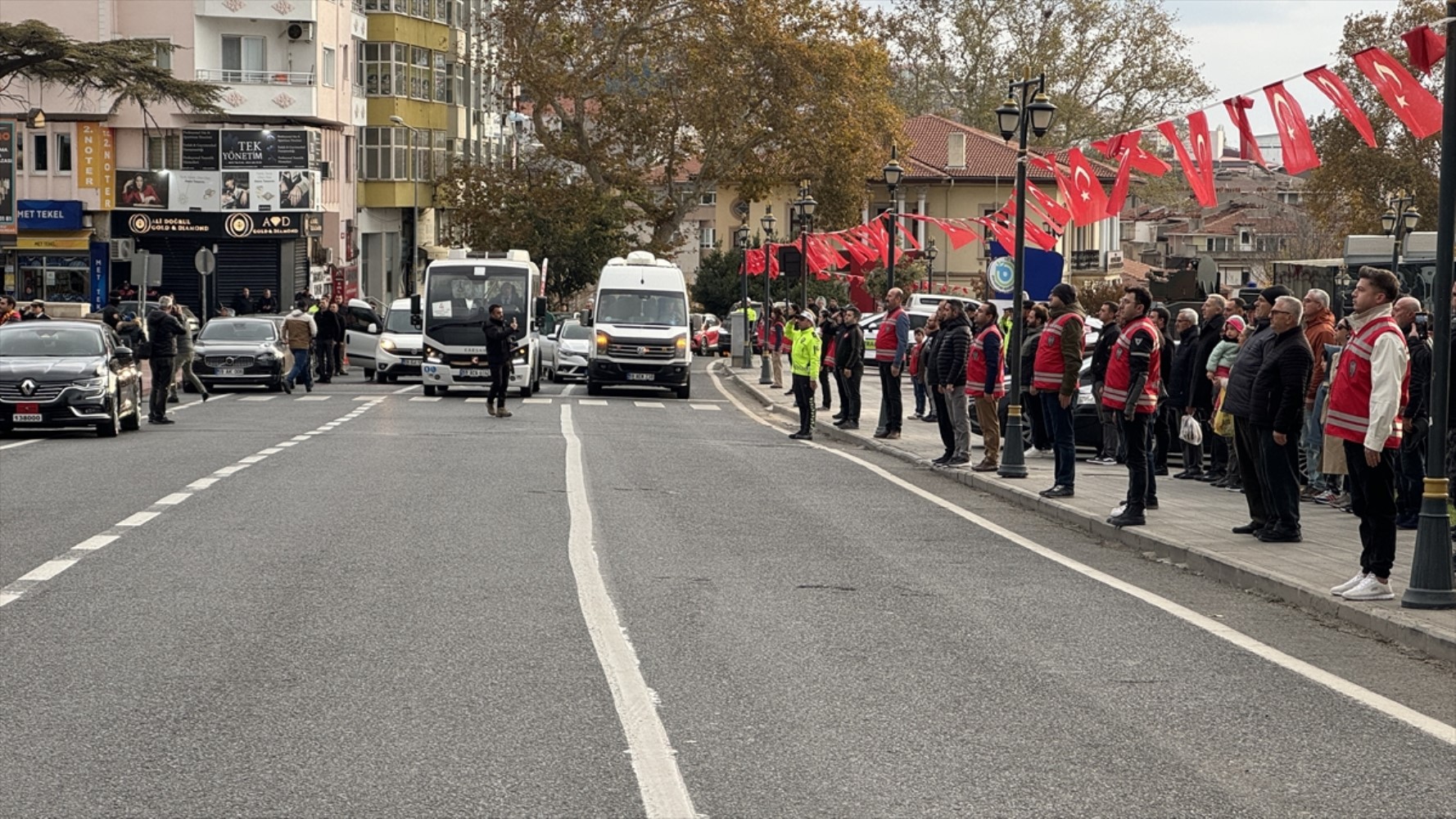 Saat 9’u 5 geçe Türkiye’de hayat durdu... Yurttaşlardan Yüce Atatürk'e saygı duruşu