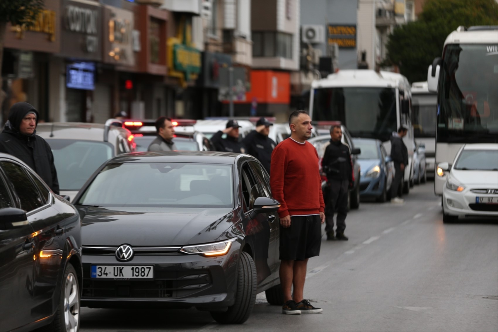 Saat 9’u 5 geçe Türkiye’de hayat durdu... Yurttaşlardan Yüce Atatürk'e saygı duruşu