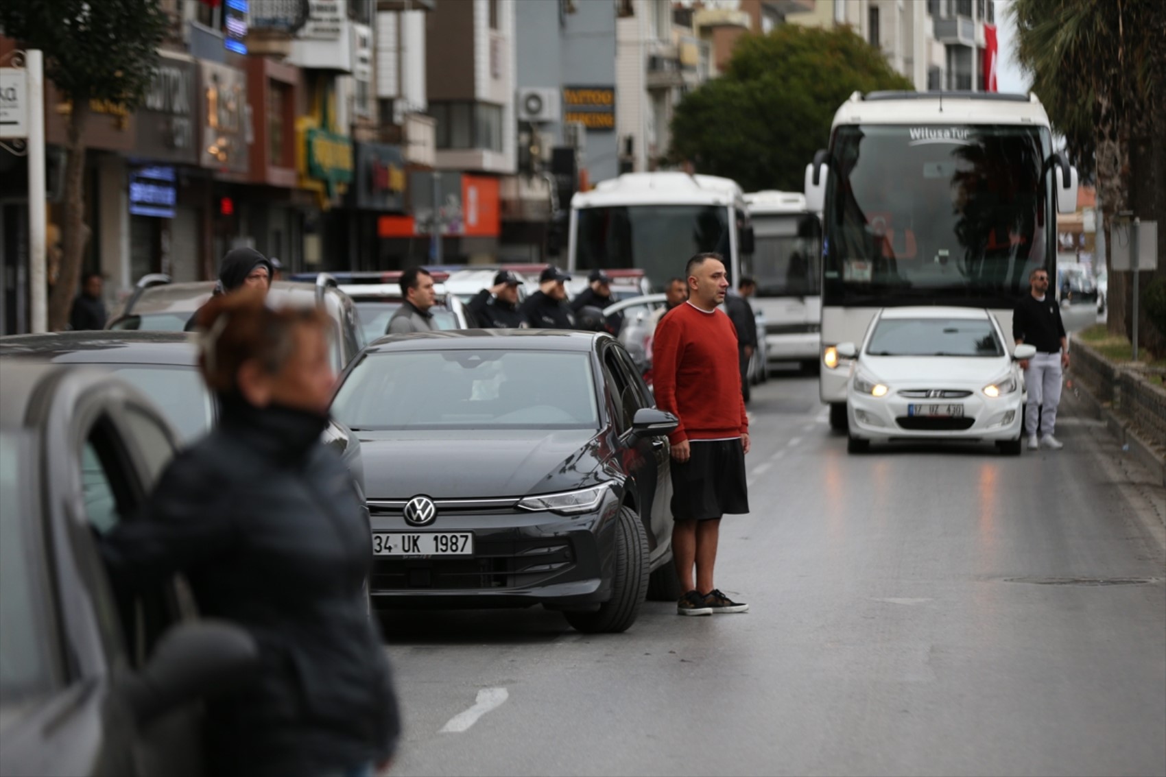 Saat 9’u 5 geçe Türkiye’de hayat durdu... Yurttaşlardan Yüce Atatürk'e saygı duruşu