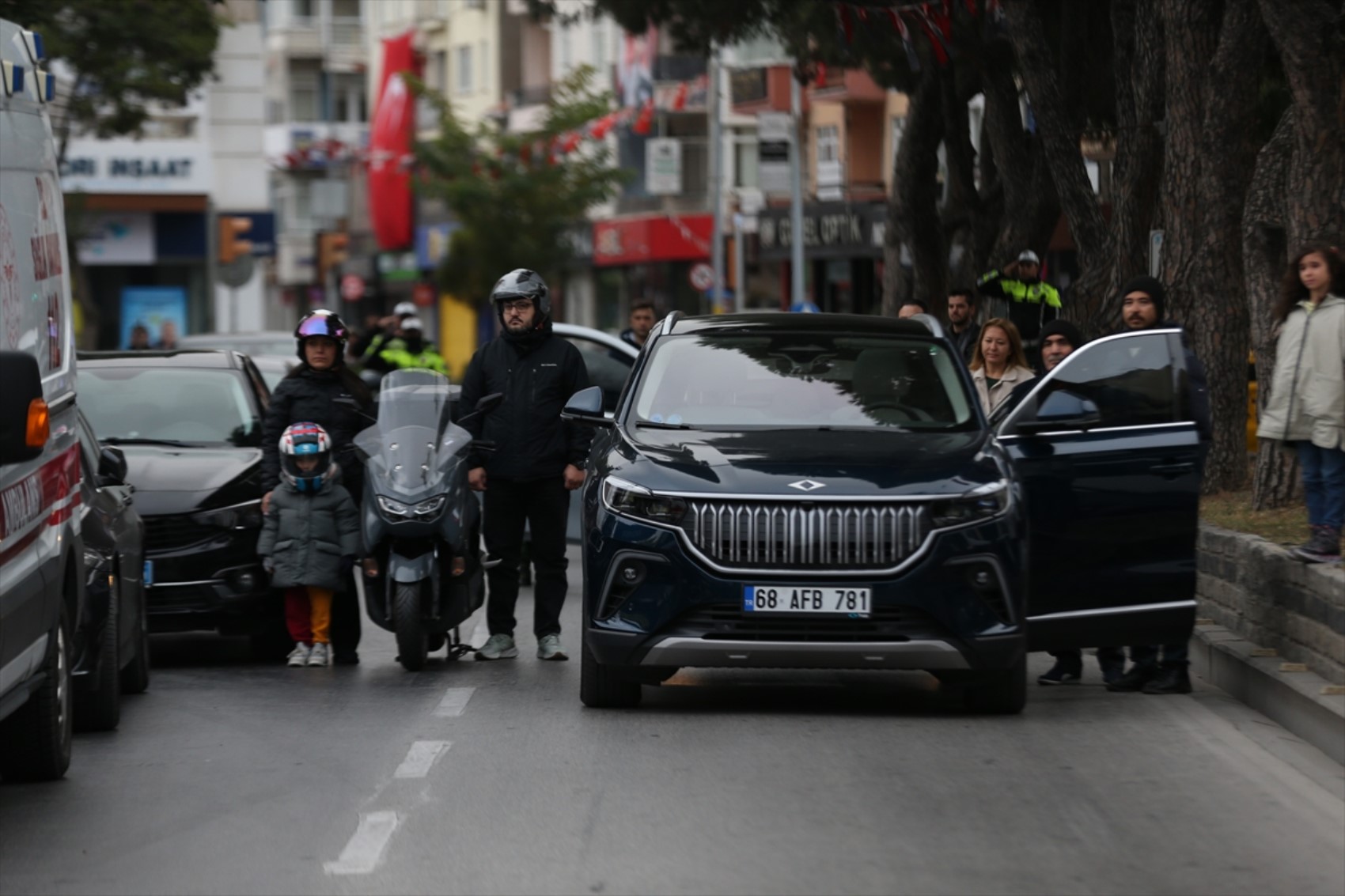 Saat 9’u 5 geçe Türkiye’de hayat durdu... Yurttaşlardan Yüce Atatürk'e saygı duruşu