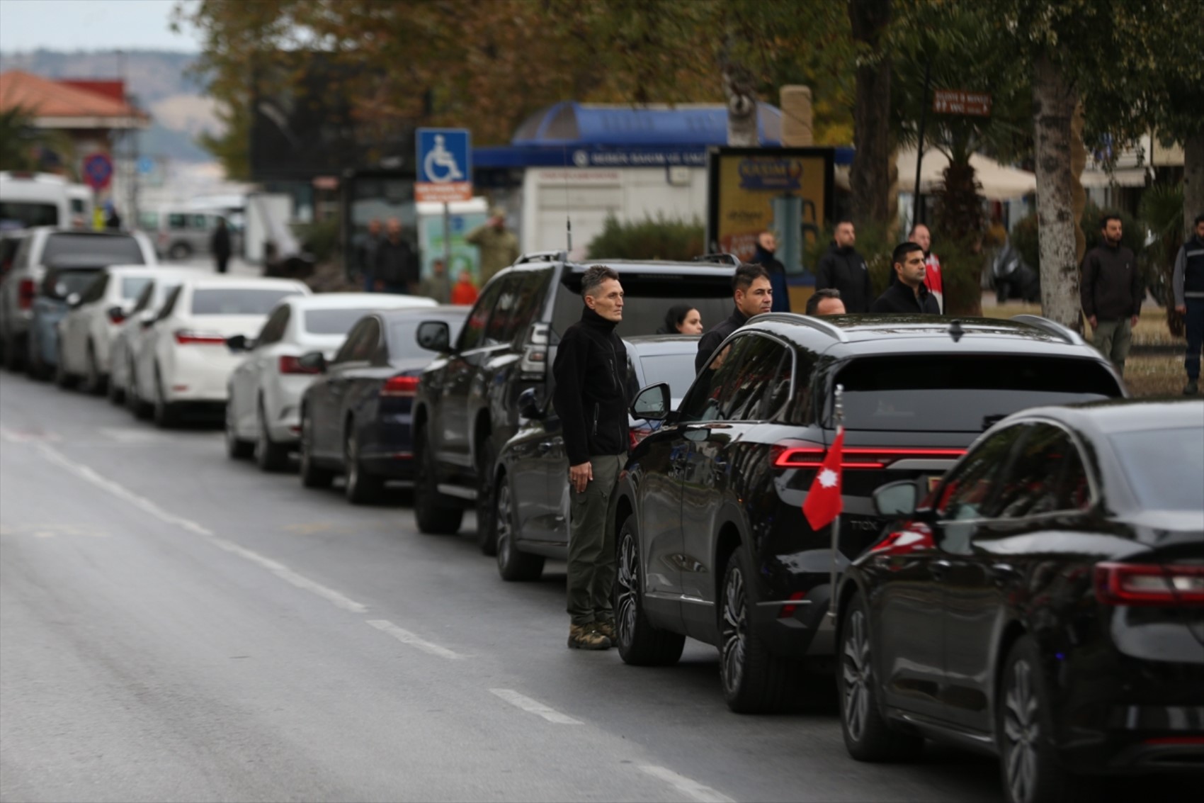 Saat 9’u 5 geçe Türkiye’de hayat durdu... Yurttaşlardan Yüce Atatürk'e saygı duruşu