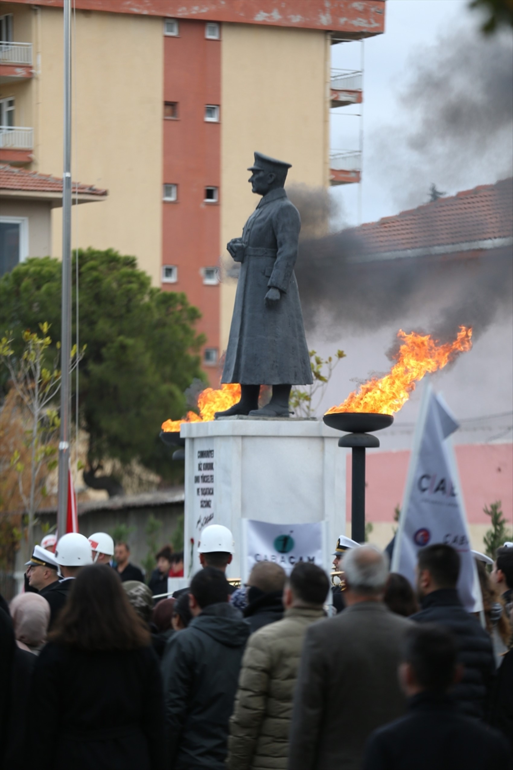 Saat 9’u 5 geçe Türkiye’de hayat durdu... Yurttaşlardan Yüce Atatürk'e saygı duruşu