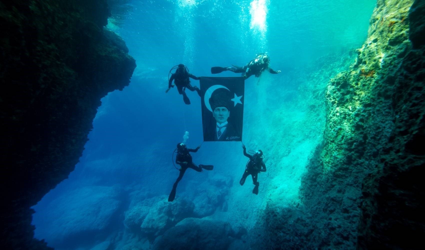 Atatürk Fethiye Dalyan Koyu'nda dalgıçlar tarafından anıldı: Su altında poster açtılar