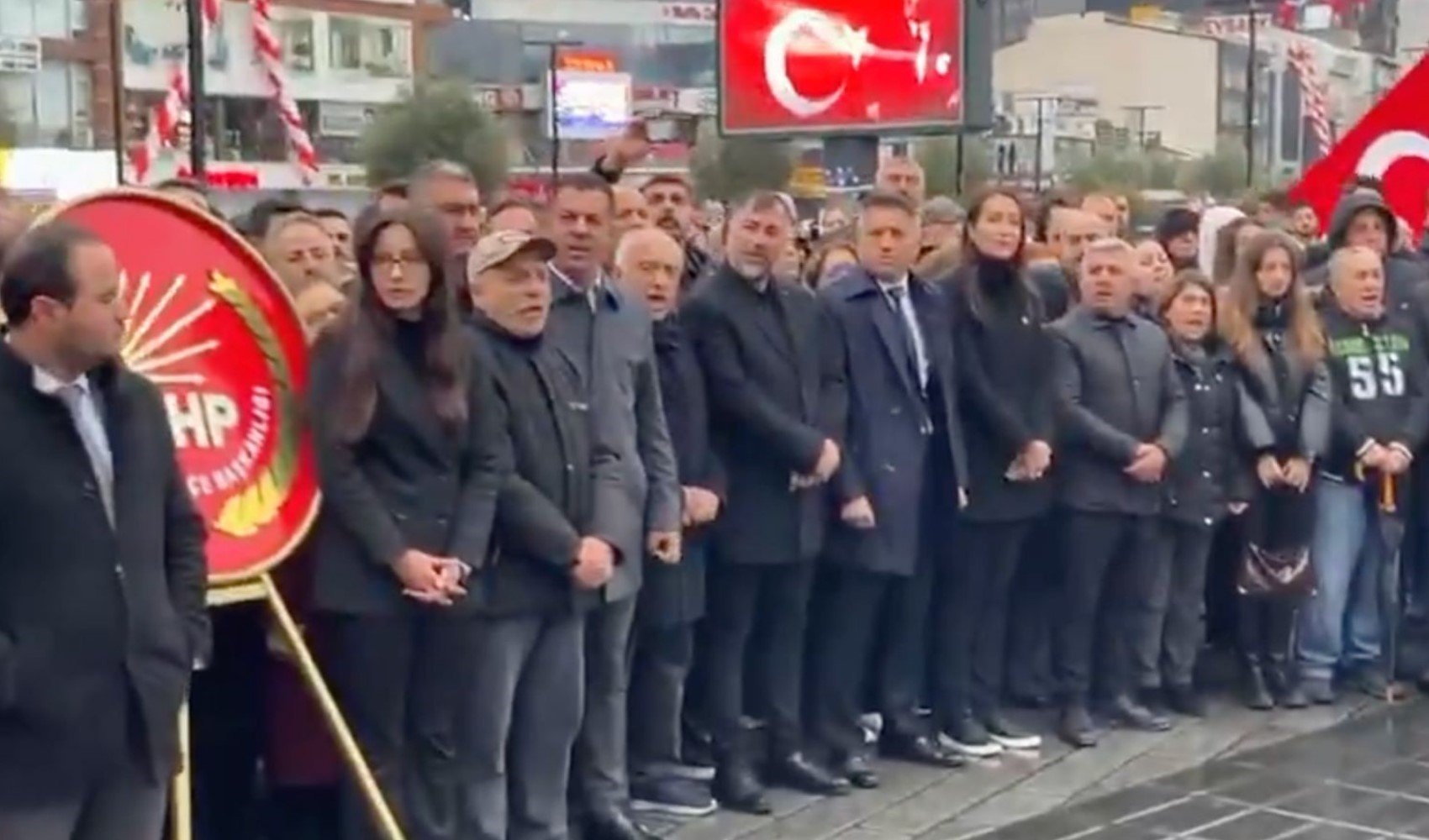 Esenyurt'a kayyum atanan Can Aksoy 10 Kasım töreninde protesto! Kaymakam yurttaşlara tepki gösterdi