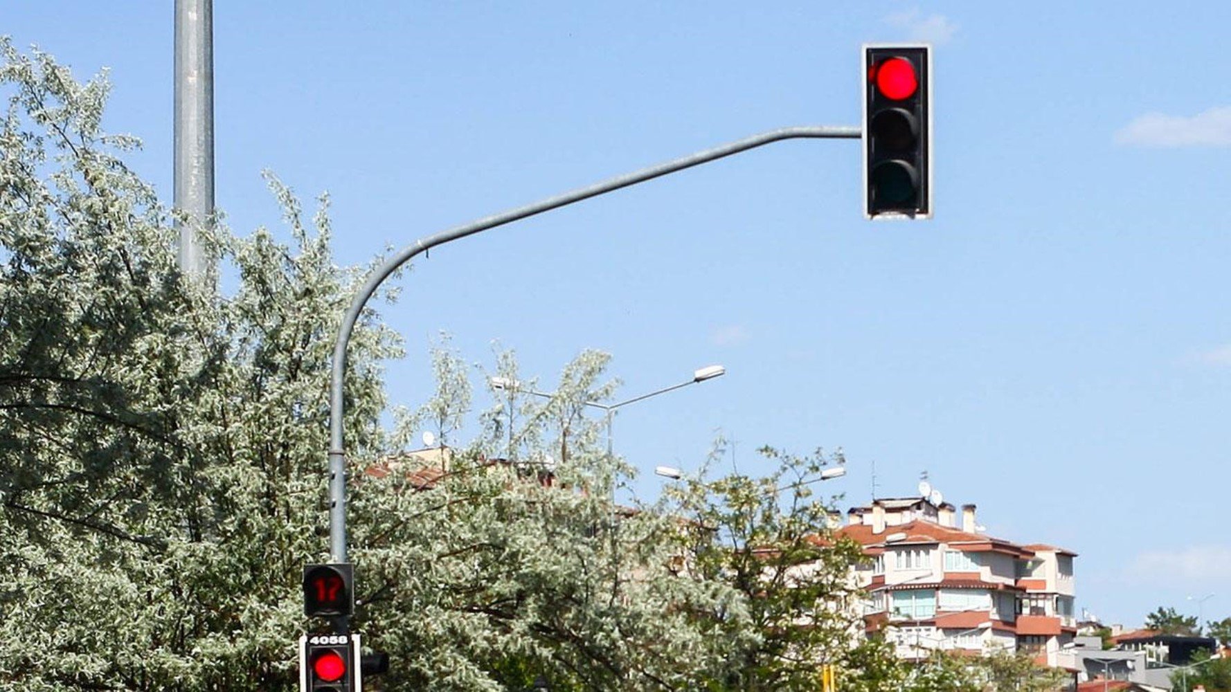 2025 trafik cezaları belli oldu: Kırmızı ışıkta geçen ve cep telefonuyla konuşana büyük ceza