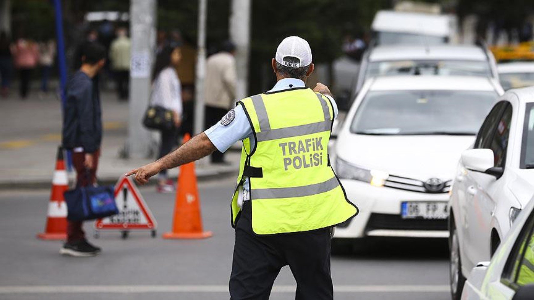 2025 trafik cezaları belli oldu: Kırmızı ışıkta geçen ve cep telefonuyla konuşana büyük ceza