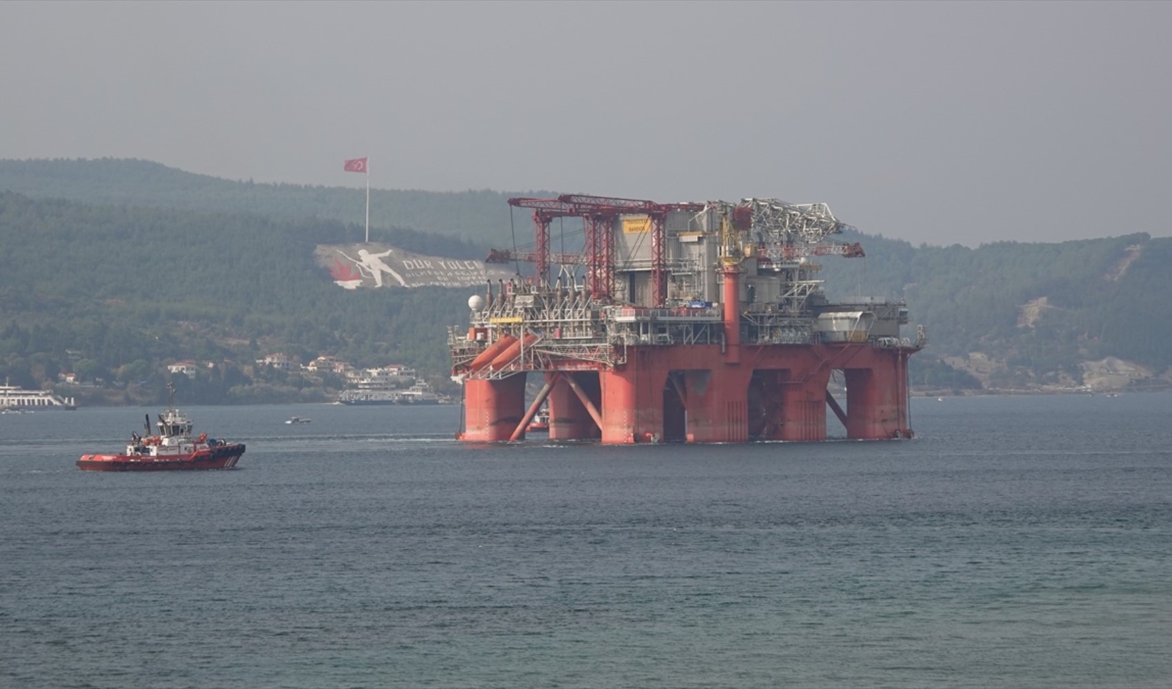 Traffico sospeso nello Stretto dei Dardanelli per il passaggio di una piattaforma petrolifera