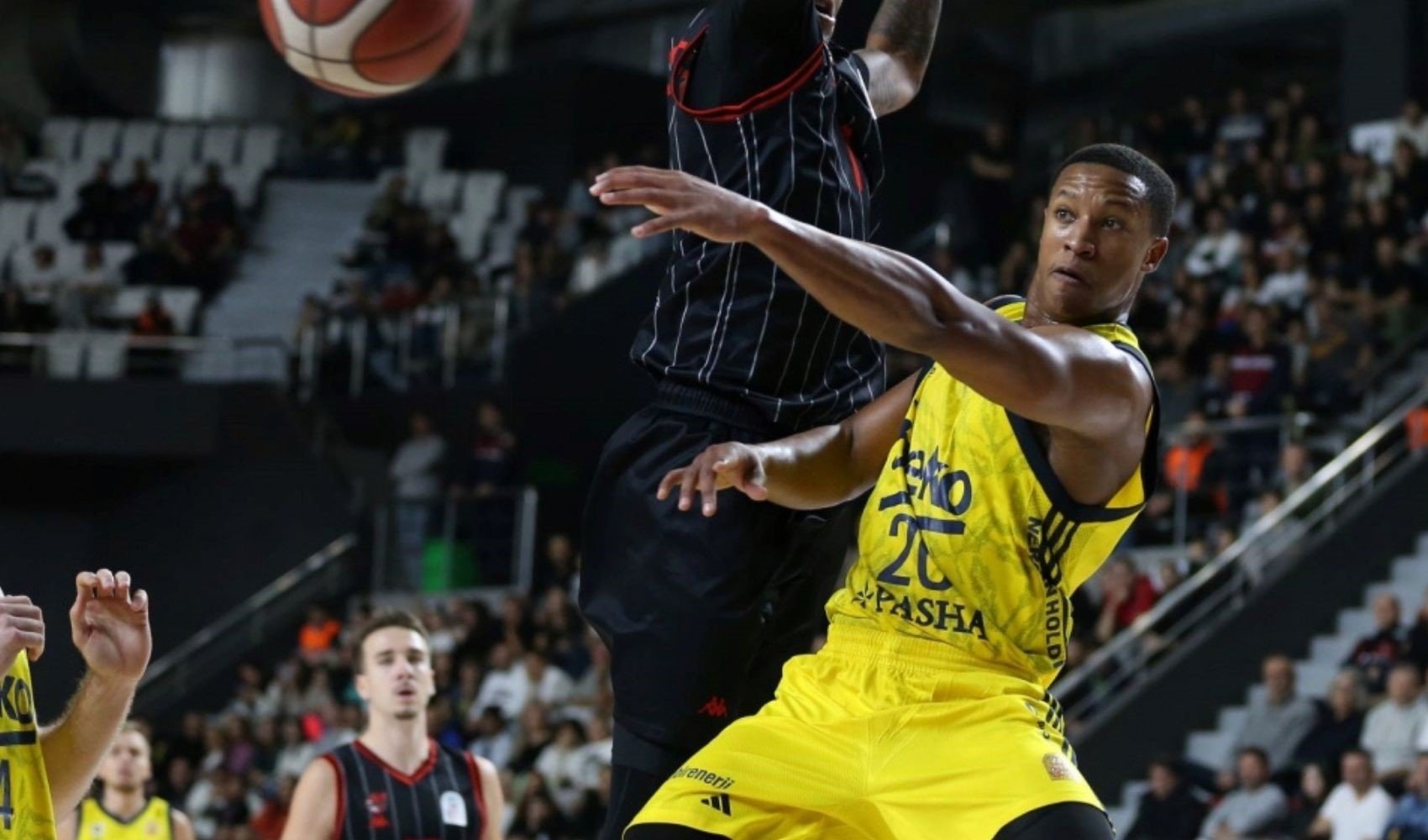 Fenerbahçe Beko'da sakatlık kabusu sürüyor: Listeye Devon Hall'da katıldı