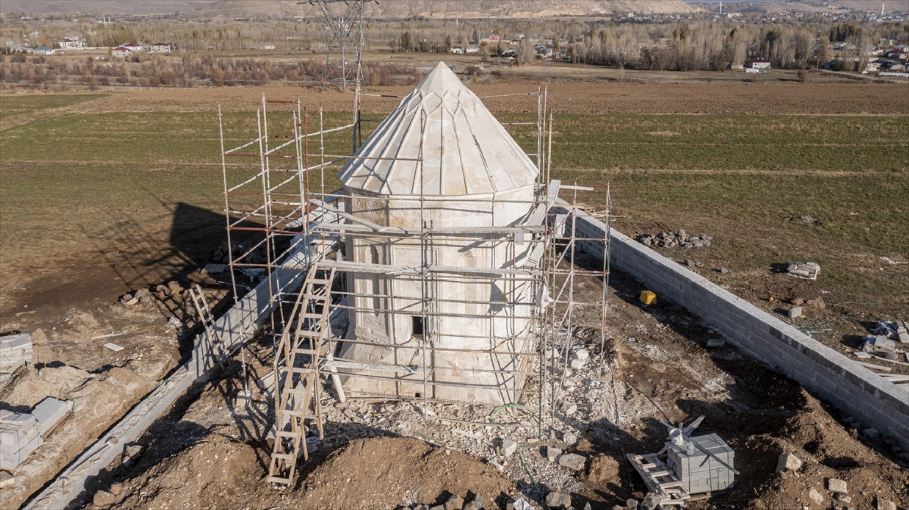 Van'da depremde hasar gören Yusuf Bey Kümbeti'nde restorasyon çalışmaları devam ediyor