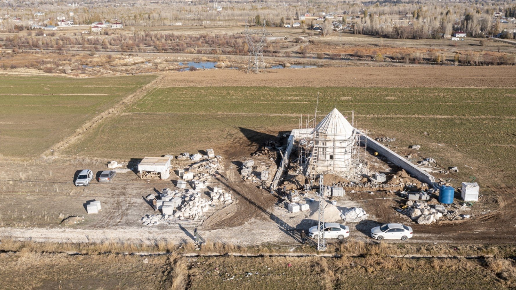 Van'da depremde hasar gören Yusuf Bey Kümbeti'nde restorasyon çalışmaları devam ediyor