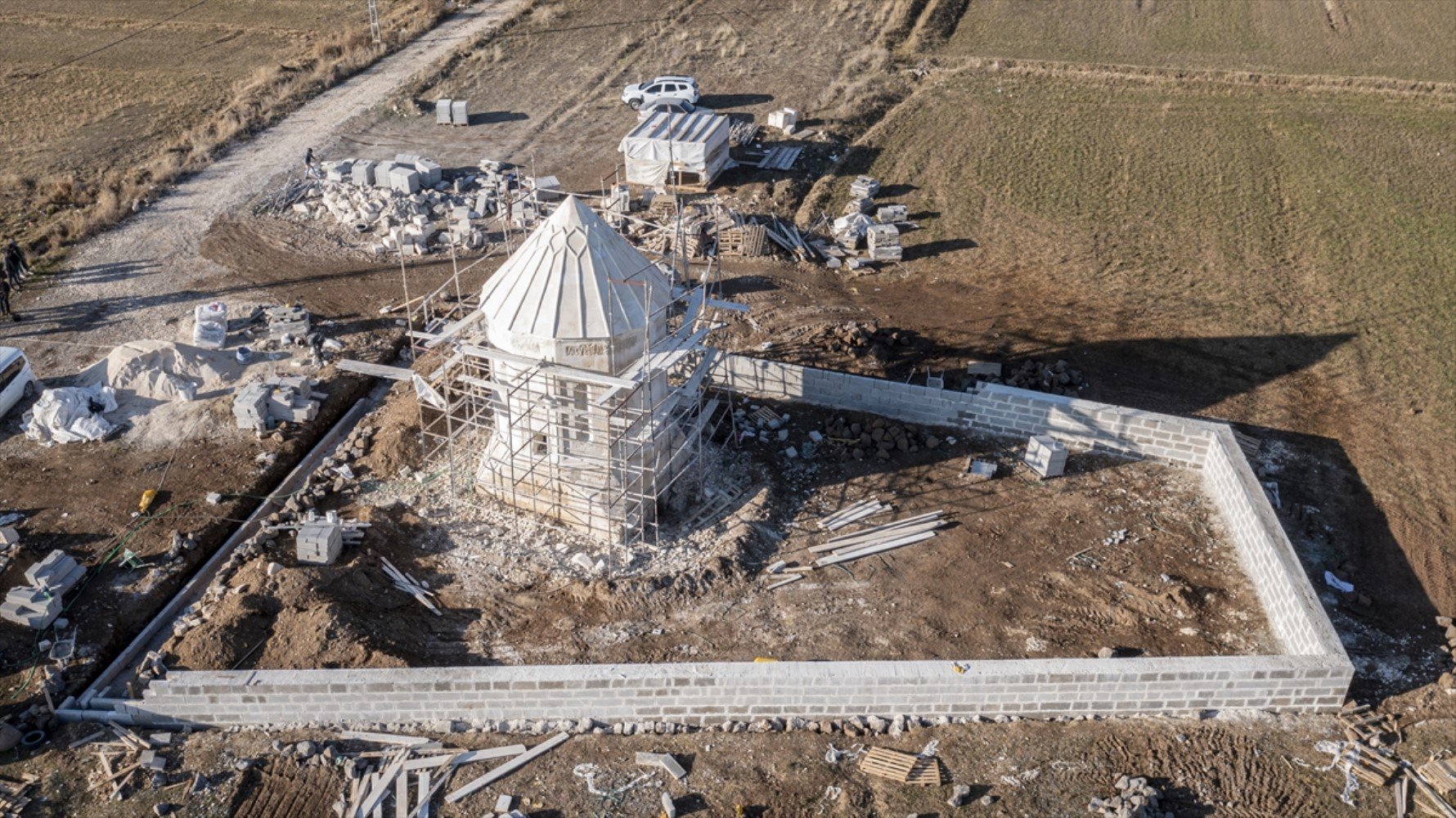 Van'da depremde hasar gören Yusuf Bey Kümbeti'nde restorasyon çalışmaları devam ediyor