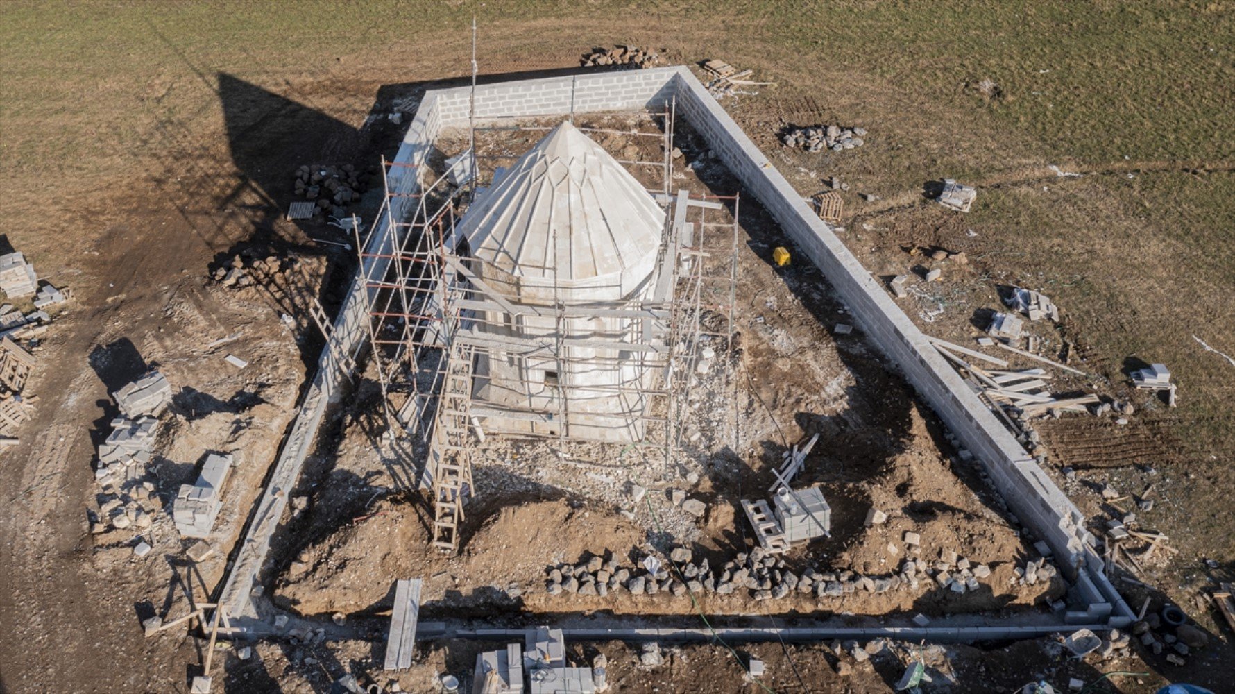 Van'da depremde hasar gören Yusuf Bey Kümbeti'nde restorasyon çalışmaları devam ediyor