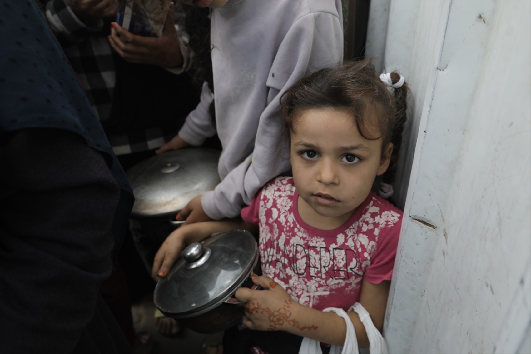 Guerra e embargo a Gaza: distribuito cibo ai palestinesi sfollati