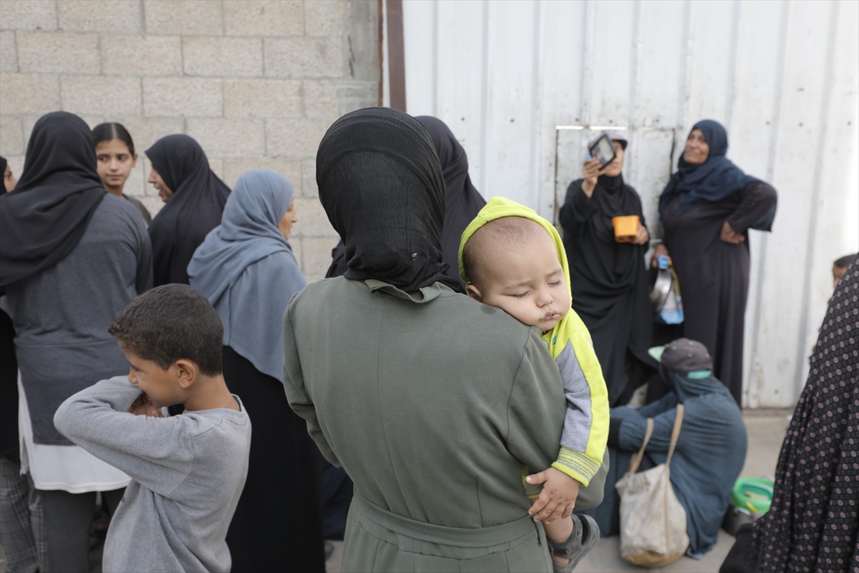 Guerra e embargo a Gaza: distribuito cibo ai palestinesi sfollati