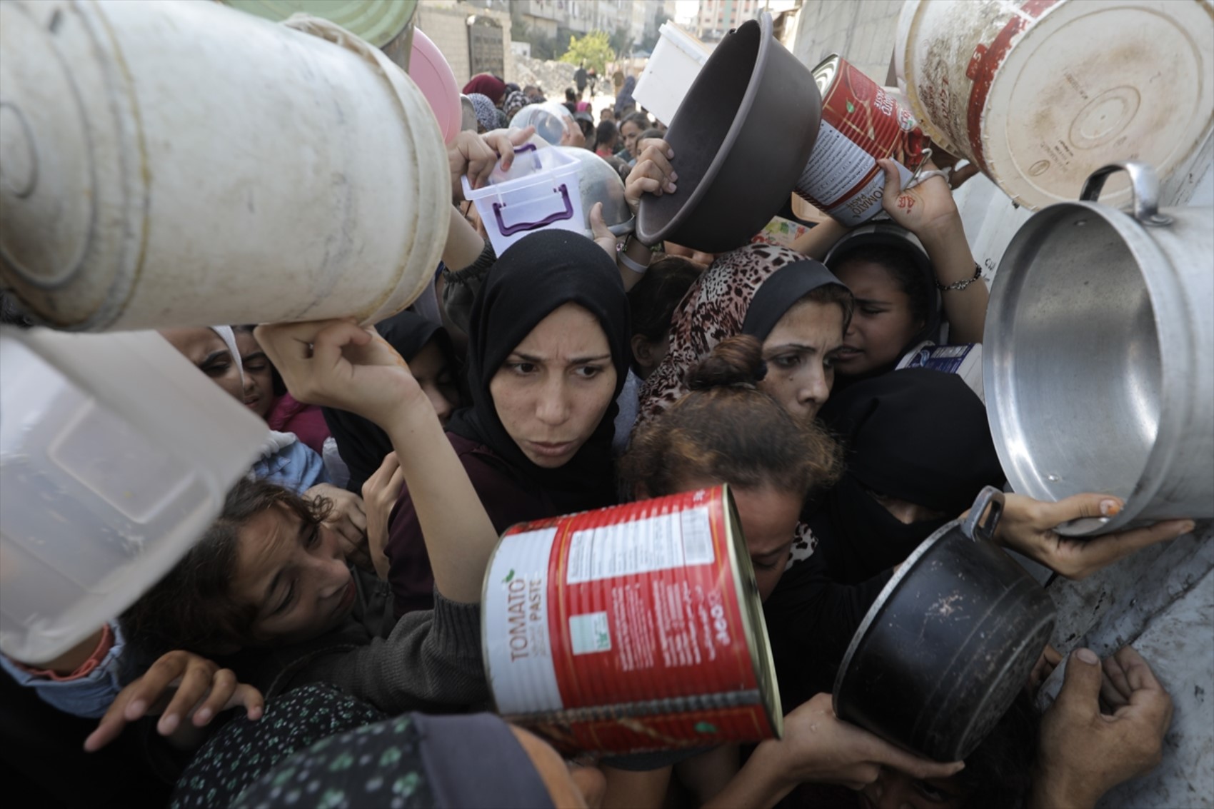 Guerra e embargo a Gaza: distribuito cibo ai palestinesi sfollati
