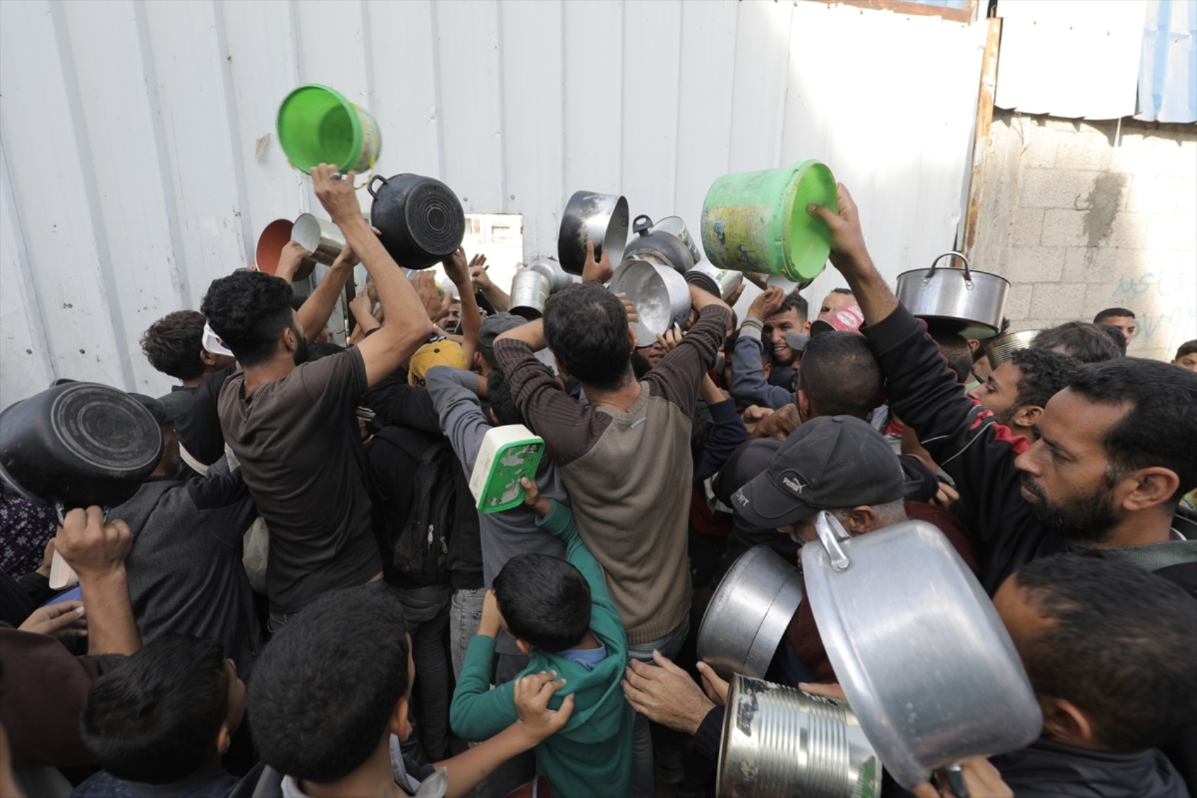 Guerra e embargo a Gaza: distribuito cibo ai palestinesi sfollati